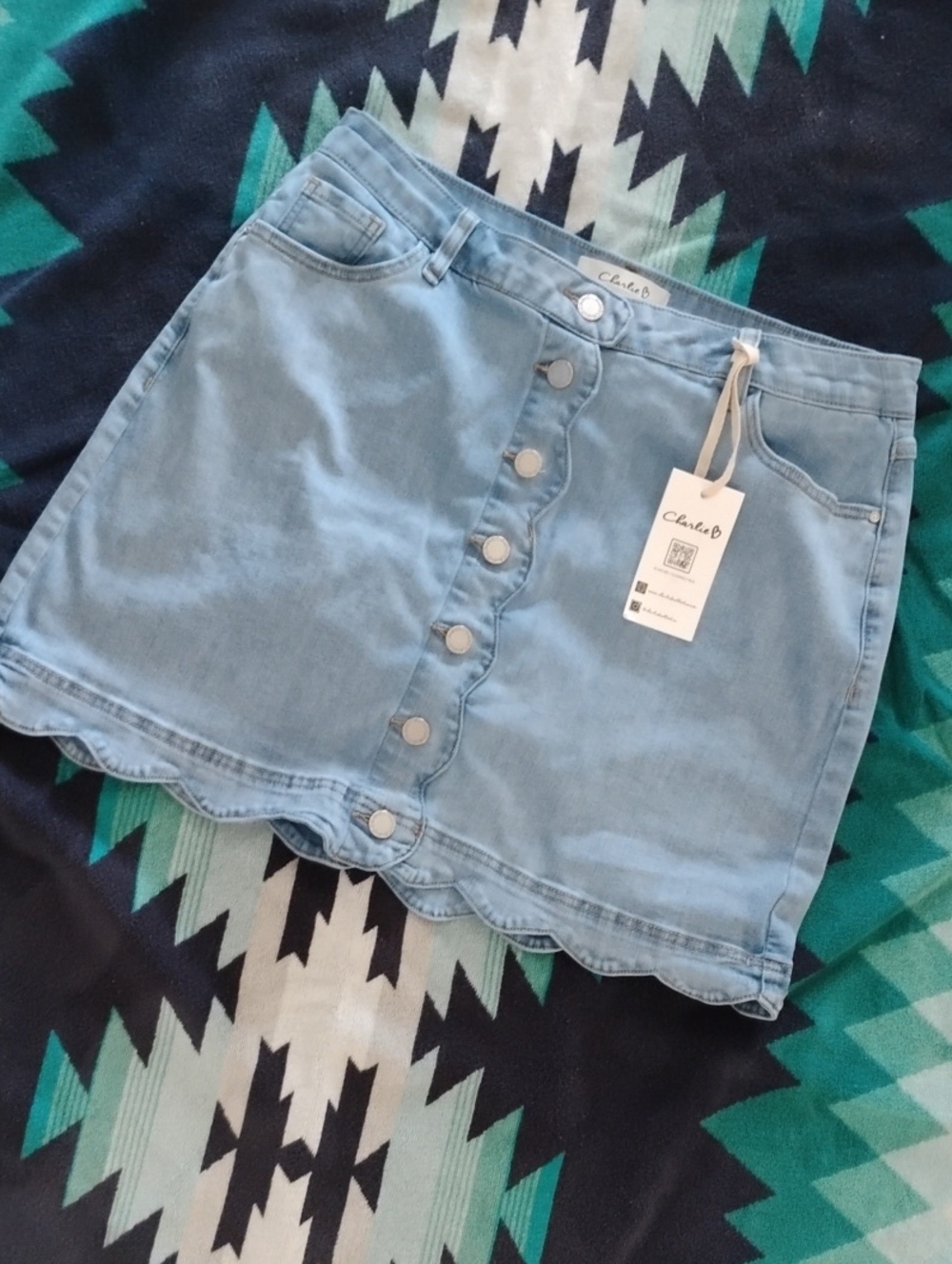 CHARLIE B Light Blue Button-Front Scalloped Denim Mini Skirt
